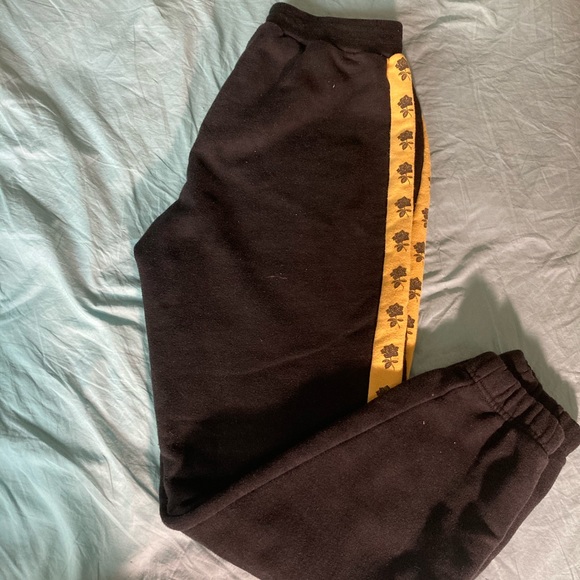 Black and yellow sweatpants with roses on them - Picture 1 of 3